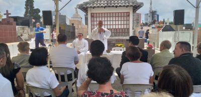 Dom Manoel reza pelos falecidos junto à Comunidade Japonesa