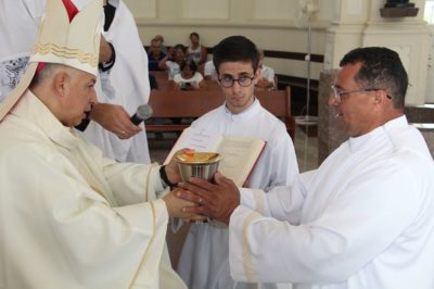 Dom Manoel institui acólitos e leitores os candidatos ao diaconato permanente